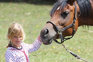 Astrid, al suo compleanno venne portata in un maneggio, a circa 5 chilometri da casa sua.   Si è innamorata subito di queste creature e ha iniziato, dopo molte insistenze, ad andare a cavallo.